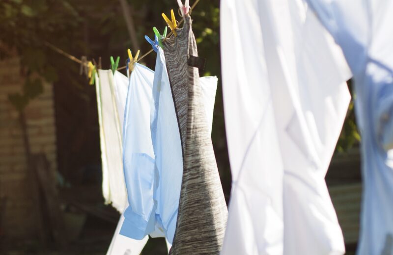 Du linge séchant sur un fil