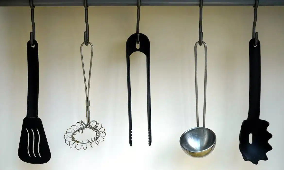 Les ustensiles de cuisine essentiels pour optimiser votre expérience culinaire