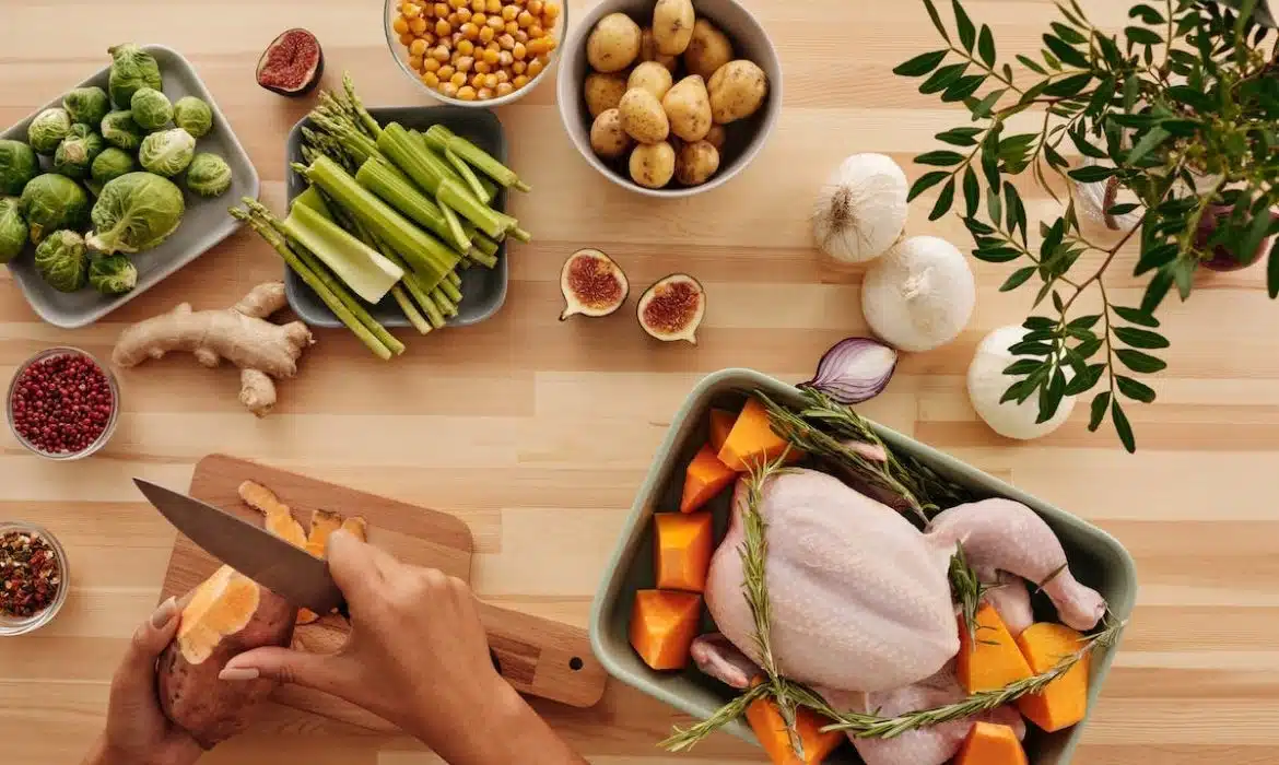 Maîtriser les techniques essentielles en cuisine : la découpe, la cuisson et la marinade pour sublimer vos plats