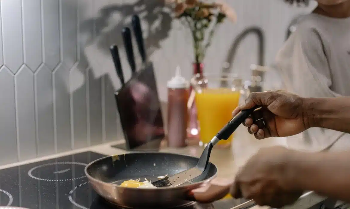 Les avantages et inconvénients des plaques à induction pour la cuisson : ce que vous devez savoir