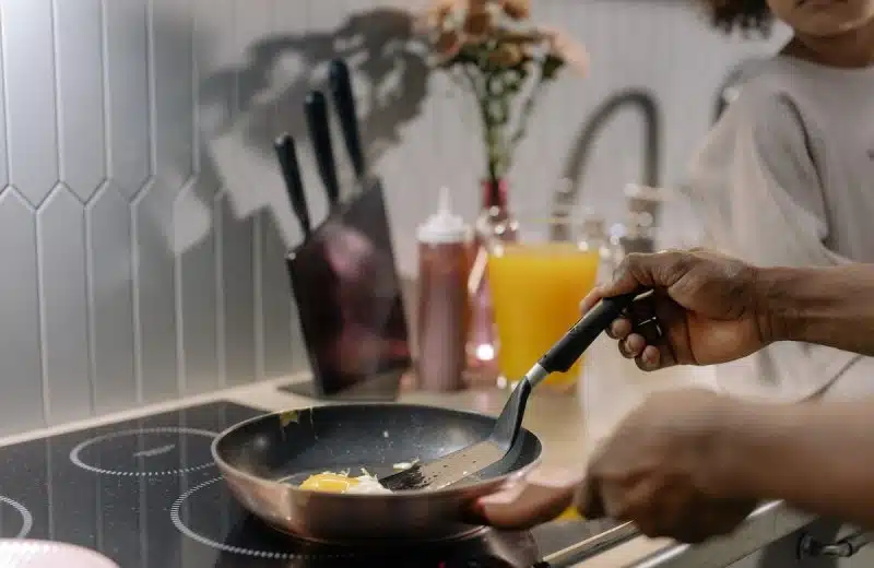 Les avantages et inconvénients des plaques à induction pour la cuisson : ce que vous devez savoir