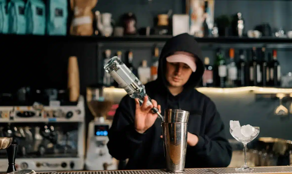 Verre doseur : à quoi il sert exactement dans la préparation d’un cocktail ?