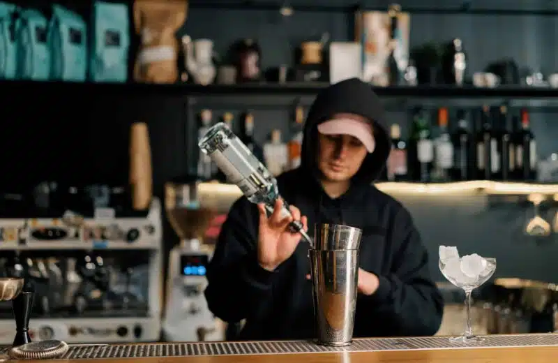 Verre doseur : à quoi il sert exactement dans la préparation d’un cocktail ?