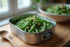 Boîte de haricots verts ouverts sur un plan de travail moderne