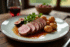 Assiette de canard tranché avec figues et pommes de terre