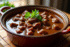 Riche carbonade belge dans un pot en céramique rustique