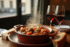 Cassoulet chaud servi dans un plat en terre cuite dans un restaurant parisien