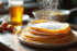 Crêpes empilées avec sucre glace sur une table en bois