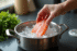 Filets de cod frais dans une casserole en cuisine