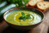 Bol de gazpacho de courgette frais avec herbes et huile d'olive