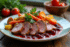 Assiette de magret de canard tranché avec sauce cerise et légumes