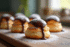 Profiteroles fraîchement faites avec sauce chocolat et sucre glace