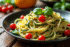Assiette de tagliatelle de courgette avec tomates cerises et basilic