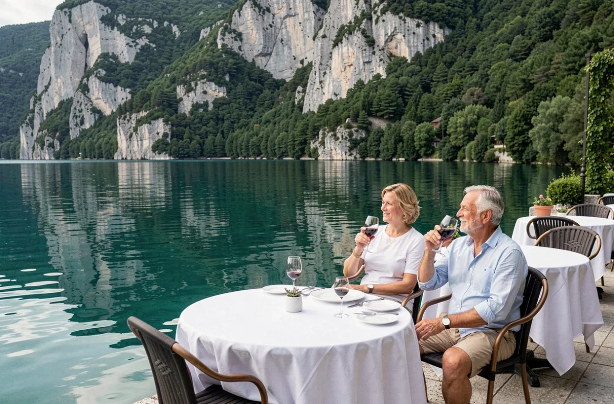 Terrasse du restaurant La Terrasse du Lac à Nantua avec vue sur les eaux turquoise du lac et les falaises boisées